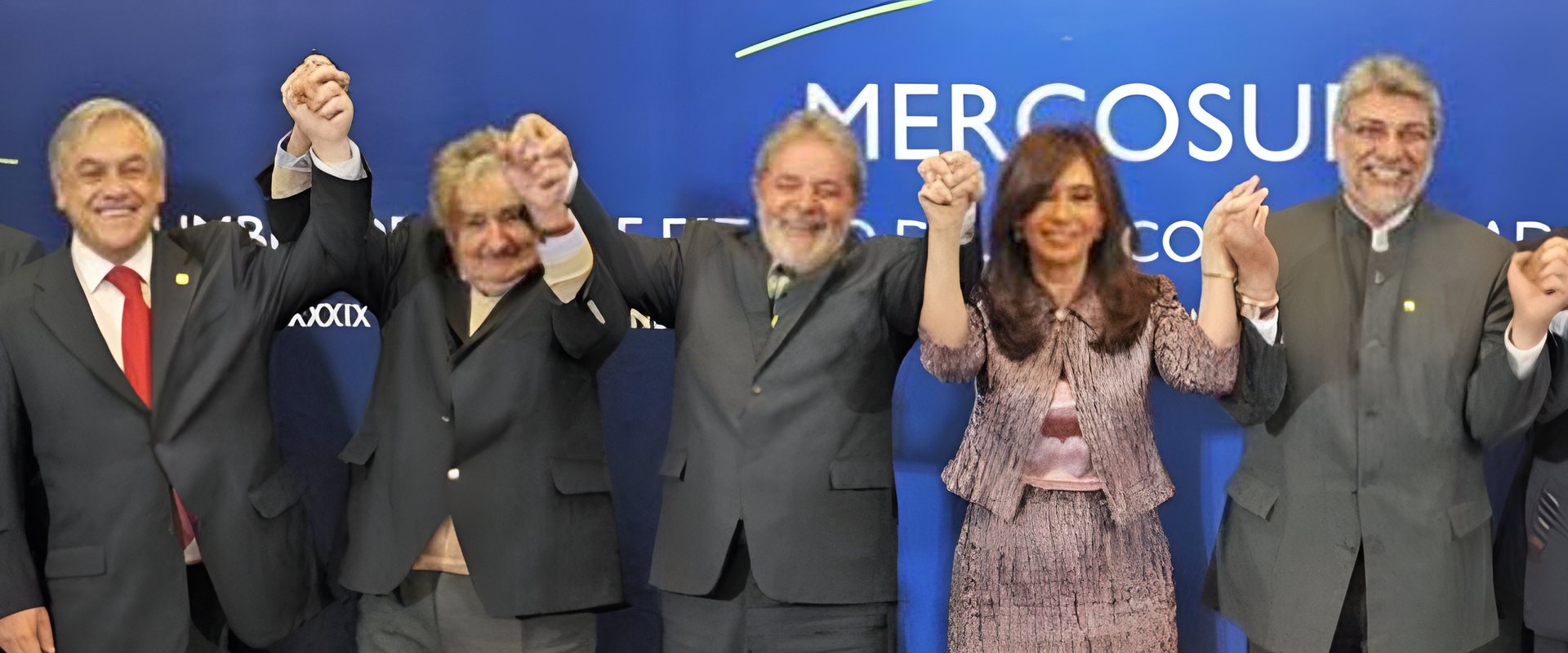 Presidentes de la región tomados de las manos en la cumbre del Mercosur